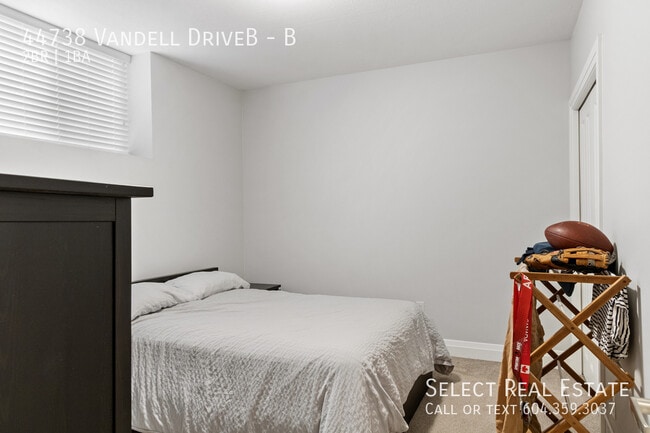 Building Photo - 44738 Vandell Dr