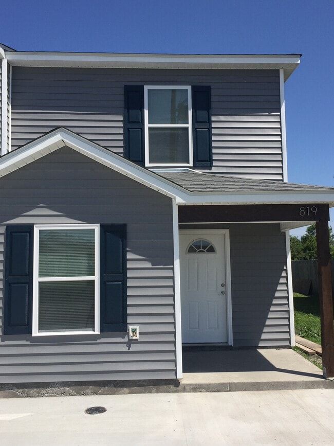 Recently buildt 3 bedroom 2 bath townhome! - 819 Bayard St