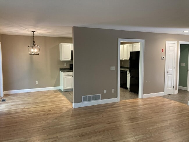 Building Photo - 16 Lilac Lane