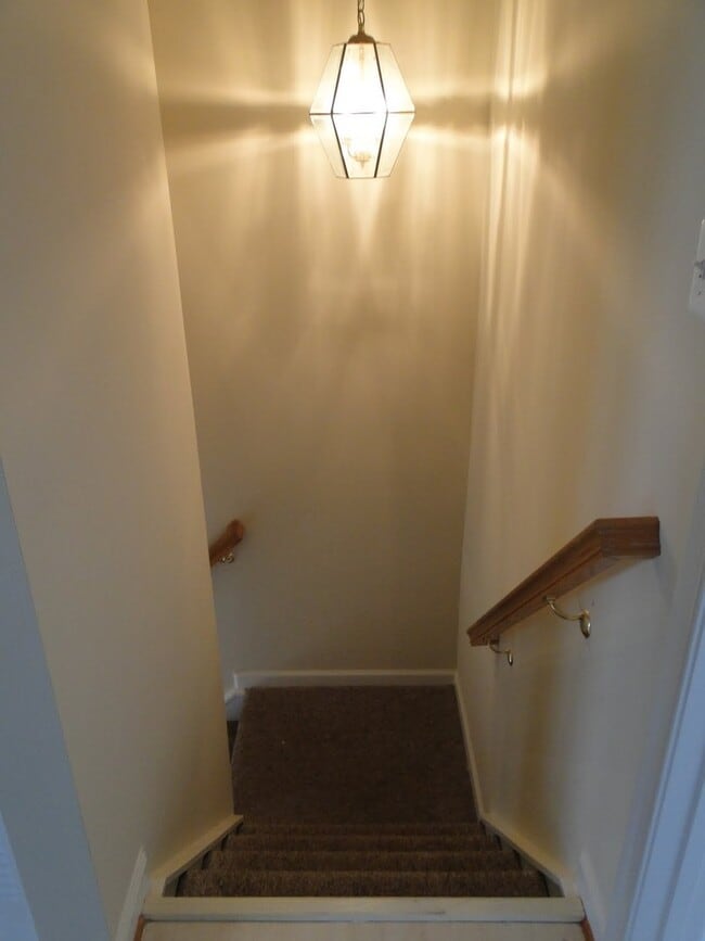 Building Photo - 2 bedroom Town Home 1.5 bath