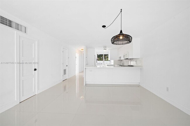 Foto del edificio - 10240 Collins Ave