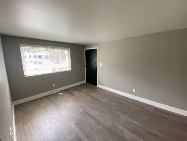 Building Photo - 472 Elsmere St