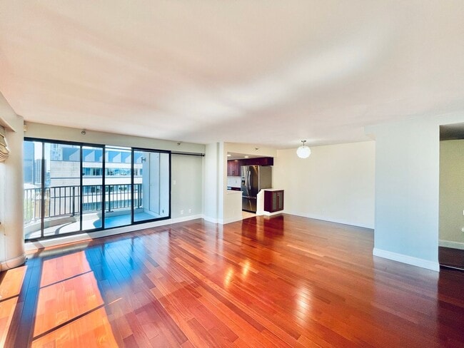 Building Photo - Spacious 2 Bedroom Condo with Private Balc...