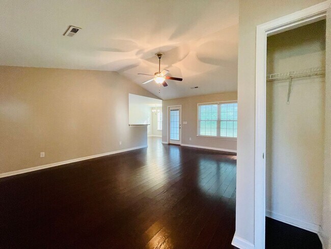 Foto del edificio - BEAUTIFUL 3 BR/2BA with 2 car garage. Private back yard space! Conway location!