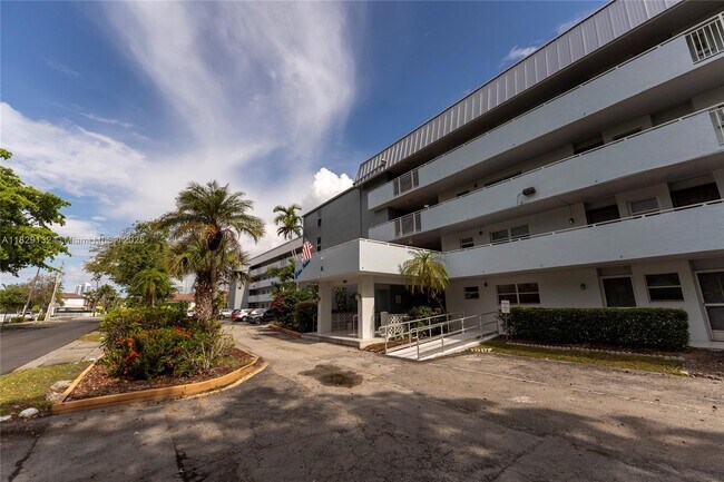 Foto del edificio - 3551 NE 169th St