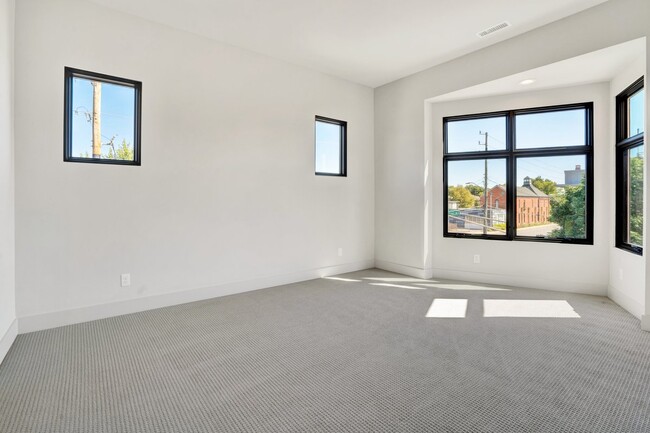 Building Photo - 1562 N College Ave