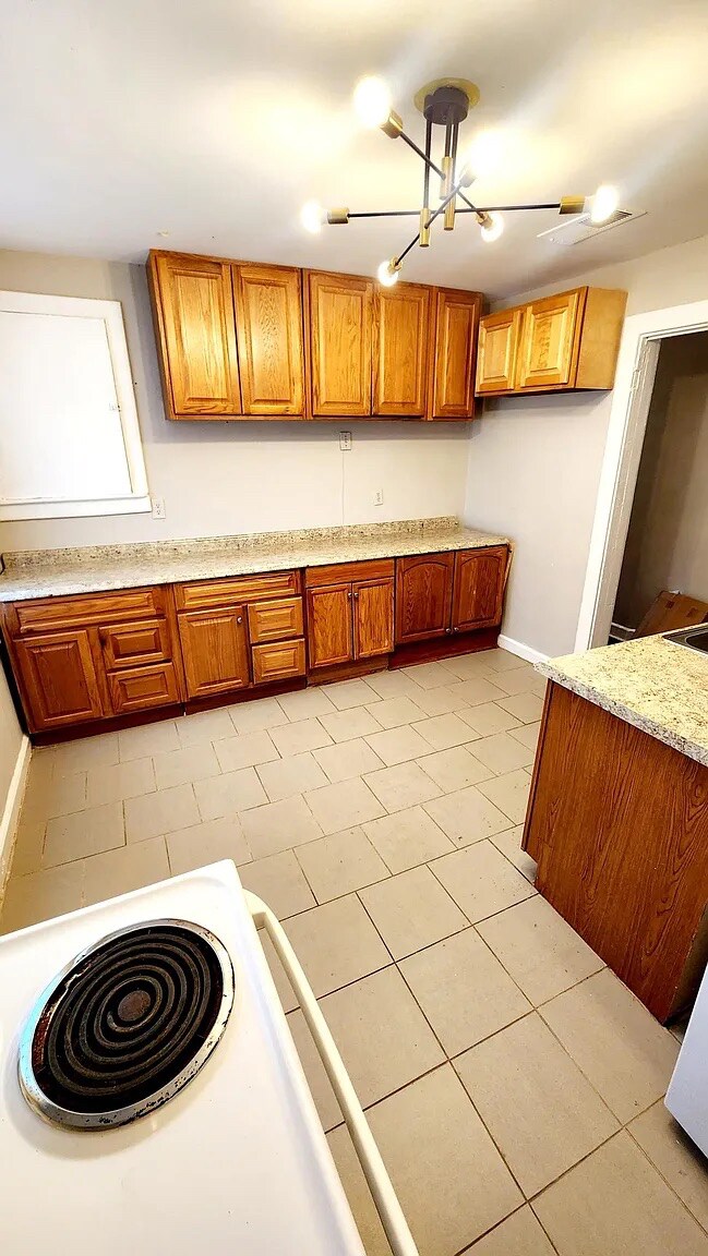 Building Photo - Room in Duplex on M.L.K. Jr Dr SW