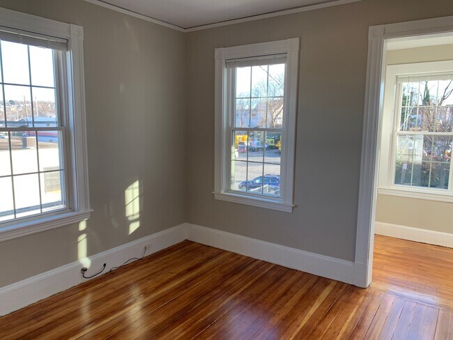 LIVING ROOM - 31 Nightingale Ave
