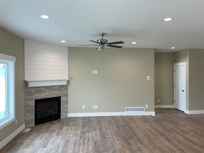 Building Photo - 775 Silvermaple Dr