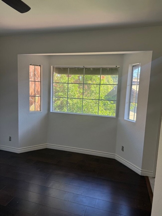 Building Photo - SPACIOUS AND BRIGHT 2 BED +2.5 BATH CONDO!...