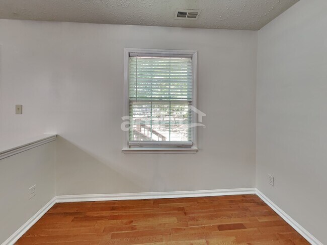 Foto del edificio - 210 Wood Valley Ct