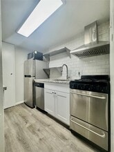 Building Photo - 2006 Sul Ross St