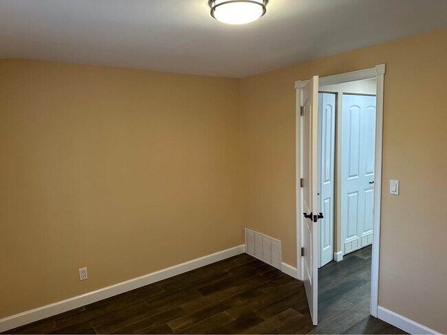 Building Photo - 12 Sagamore Hills Dr