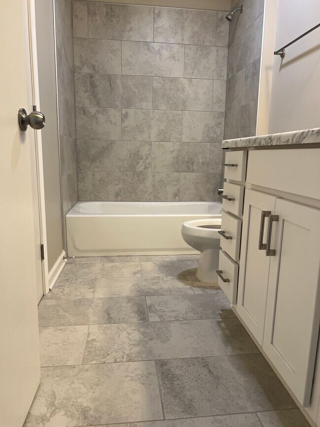 Foto del edificio - 6696 Whispering Oaks Place #2