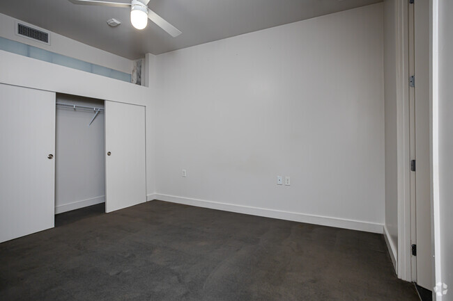 1BR, 1BA - 928SF - The Commerce Building