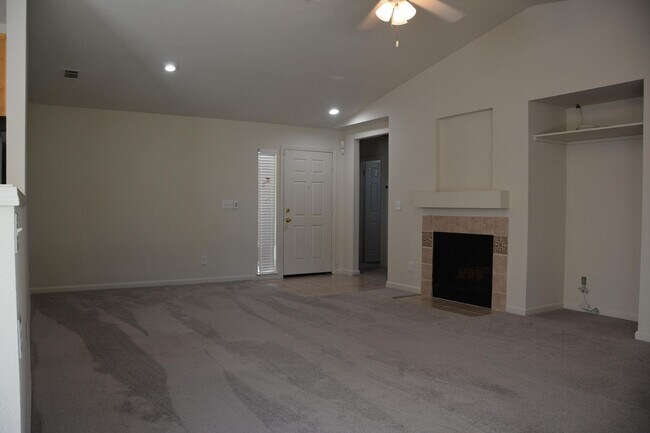 Building Photo - Updated and clean Dallas Ranch area 4 bedr...