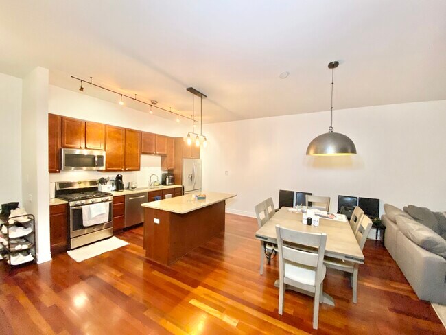 Foto del edificio - 3300 W Irving Park Rd