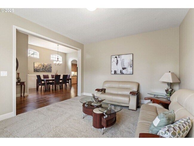 Building Photo - Beautiful 5 Bed | 3.5 Bath | Single-Family...
