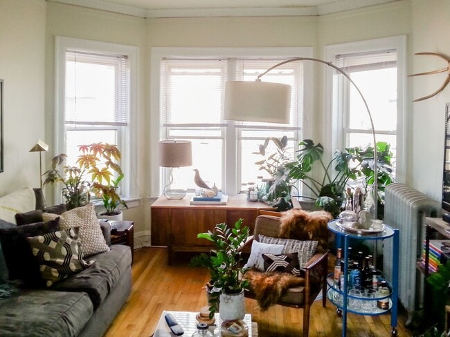 Interior Photo - 3912-28 N. Pine Grove