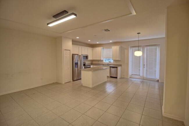 Photo - 990 E 10th St House