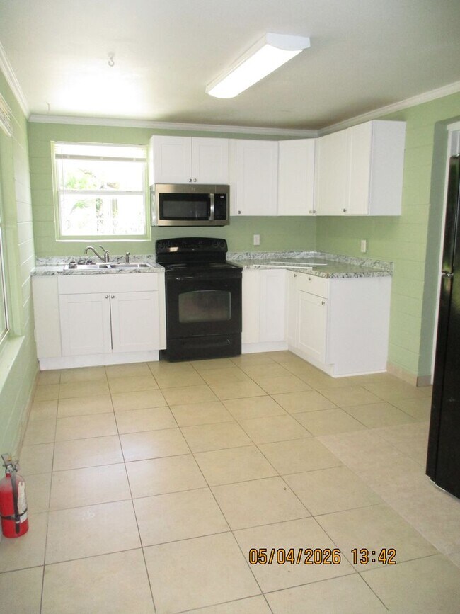 Building Photo - 3 bedroom, 1.5 bath, Garage