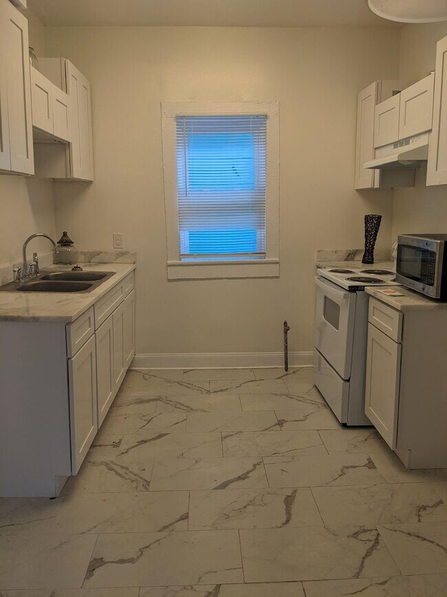Building Photo - CHARMING, NEWLY RENOVATED MID-CITY 1 BEDRO...