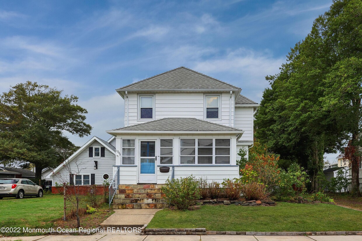 Primary Photo - 1208 Maplewood Rd