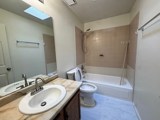Foto del edificio - Beautiful 3 bedroom 2.5 bathroom NW Albuquerque.