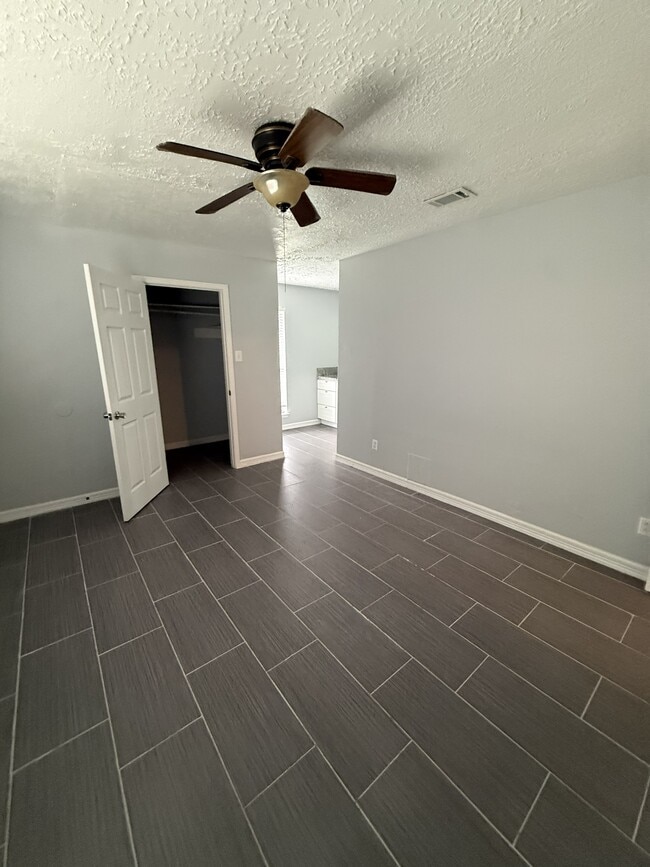 Building Photo - 13323 S Thorntree Dr