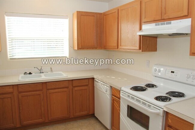 Foto del edificio - 2 Bed, 2.5 Bath  Townhome in Rockwood Neig...