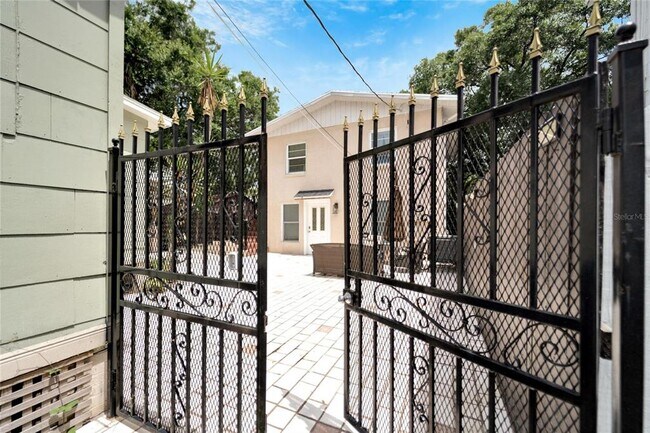 Foto del edificio - 1212 E Columbus Dr