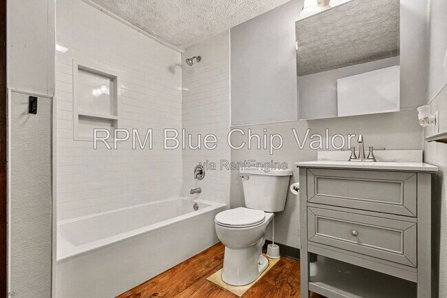 Foto del edificio - 534 Fleming Rd