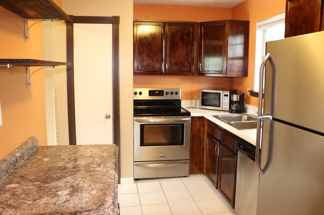 Building Photo - 2 Bedroom Townhouse with upgraded kitchen ...