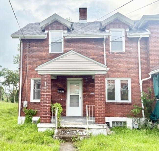 Photo - 877 Vankirk St House