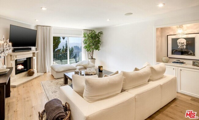 Foto del edificio - 2385 Roscomare Rd