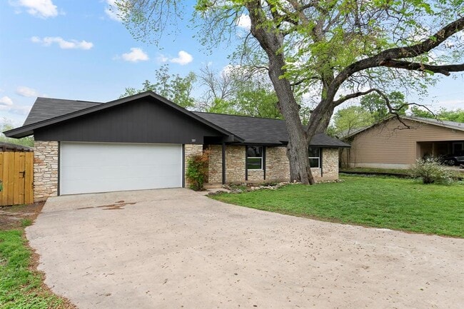 Building Photo - 305 Pecan Ln