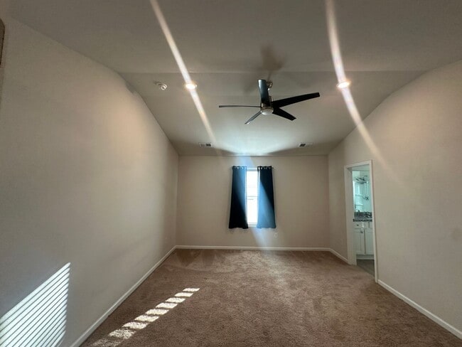 Building Photo - Wonderful Three Bedroom (Originally 4 Bedrooms That Has Been Converted to a HUGE Third Bedroom) T...