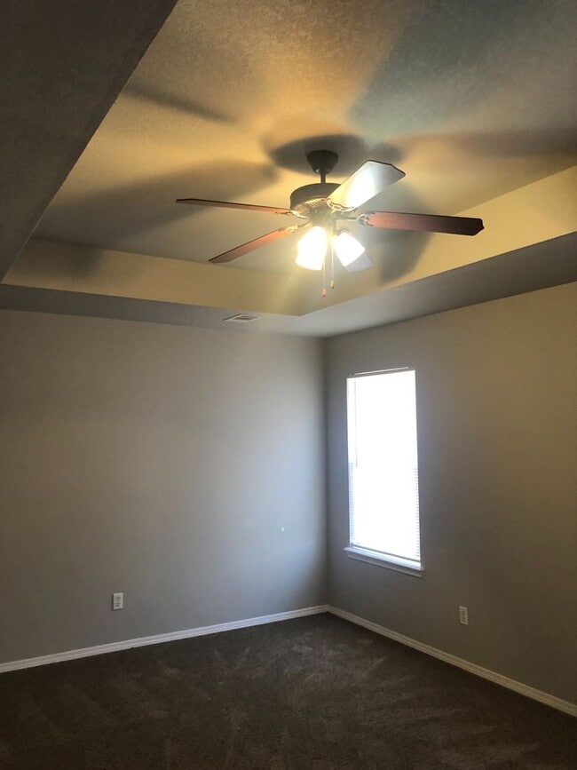 Building Photo - NICE 3 BEDROOM , TWO BATH HOUSE