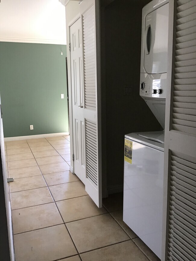 Foto del edificio - 43376 Cook St