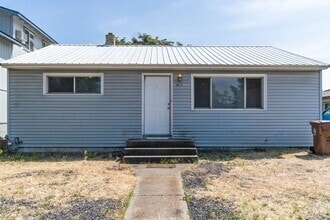 Building Photo - 3012 E Hoffman Ave