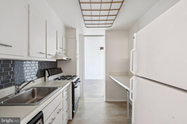 Foto del edificio - 604 S Washington Square