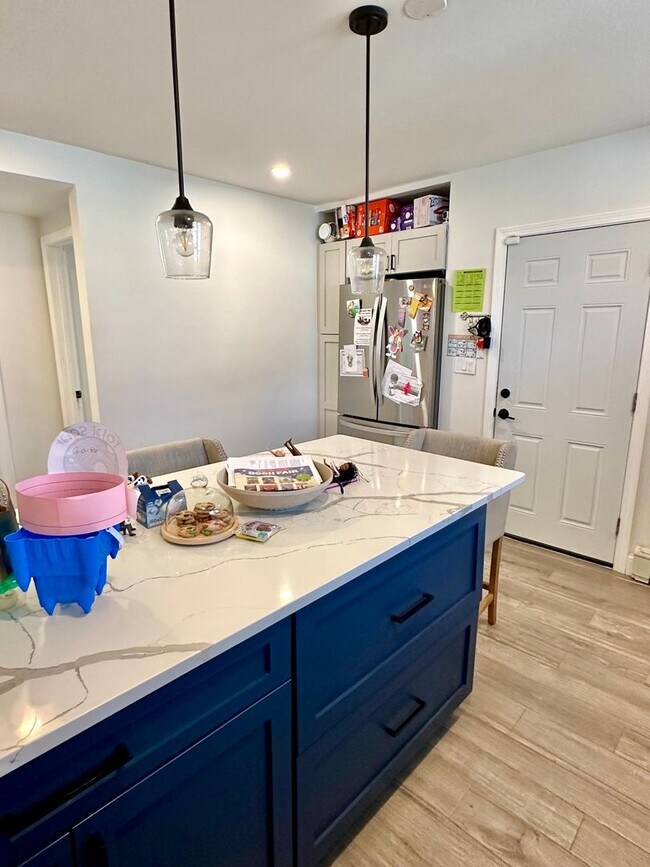 Building Photo - Renovated 3bed/1bath with Laundry and Park...