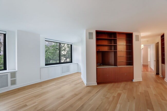 Building Photo - 40 E 94th St