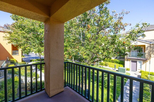 Foto del edificio - Spacious End-Unit Townhome in Gated Liberty Commons