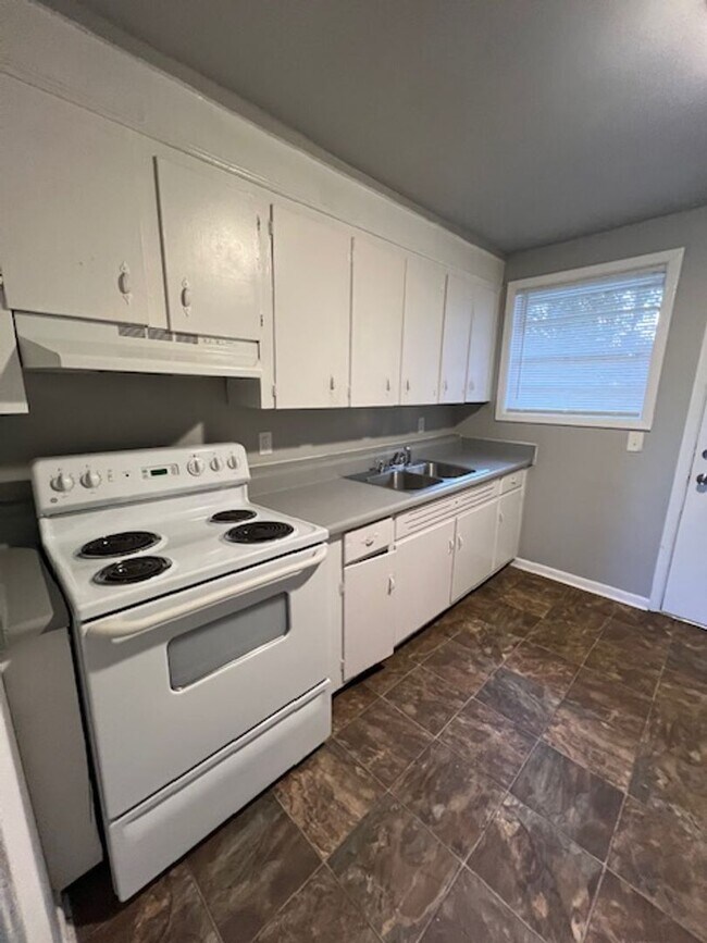 Building Photo - 504 Maplewood Dr