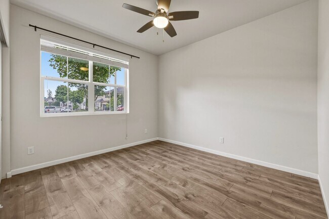 Foto del edificio - MOVE IN READY NOW! A/C! Multi generational living? Home office? Tumwater School District