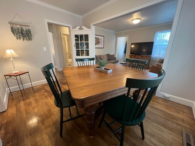 Comedor junto a la cocina - 9 N 6th St