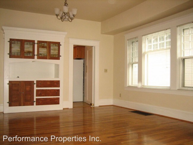 Building Photo - 3839 SE Ivon St
