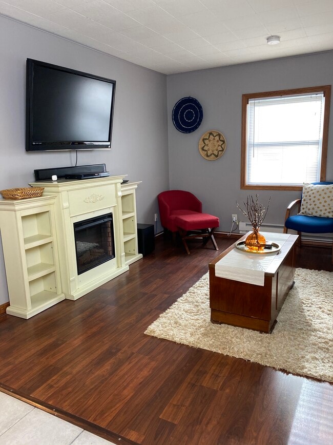 Furnished living room - 221 Arthur Ave SE