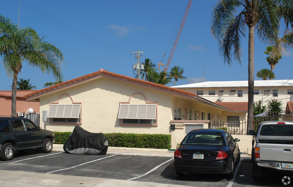 Primary Photo - Sea Breeze Apartments